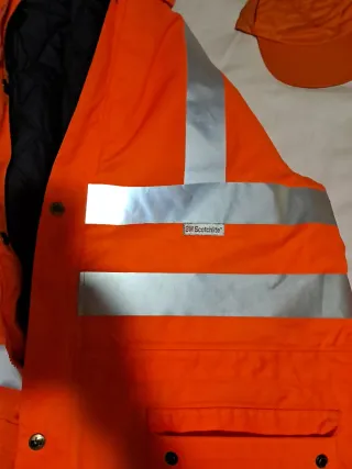 Pantaloni e cappello alta visibilità