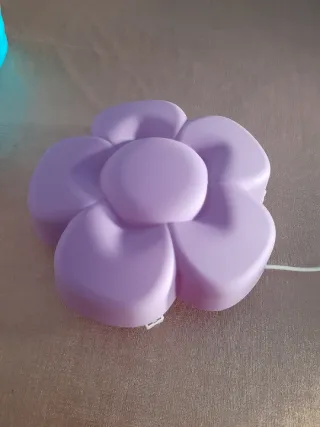 Lámpara flor morada infantil IKEA