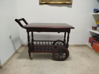 Camarera antigua de madera