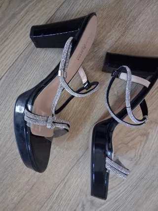 Sandalias negras tacón con pedrería