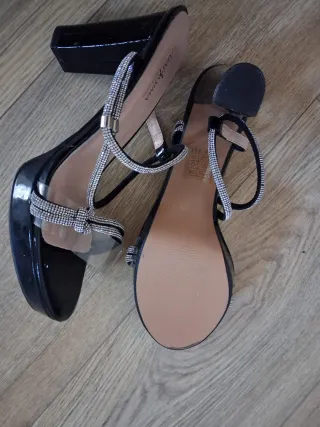 Sandalias negras tacón con pedrería