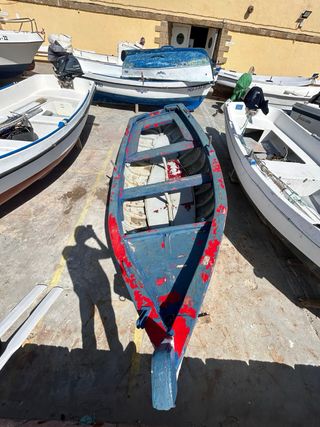 Barco de madera enfibrado