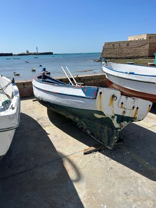 Barco de madera enfibrado
