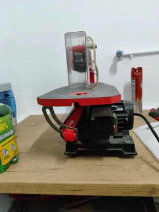 Sierra de marquetería eléctrica roja