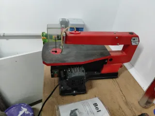 Sierra de marquetería eléctrica roja