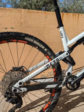 Bicicleta Enduro a Doppia Sospensione Commencal