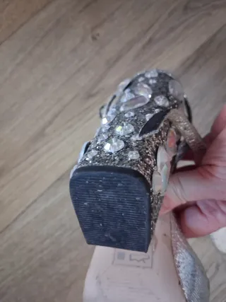 Zapatos de tacón plateados con pedrería