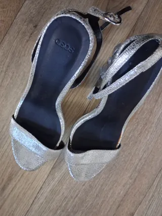 Zapatos de tacón plateados con pedrería