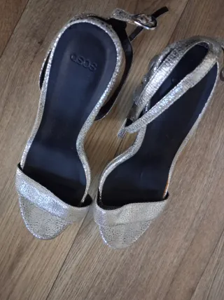 Zapatos de tacón plateados con pedrería