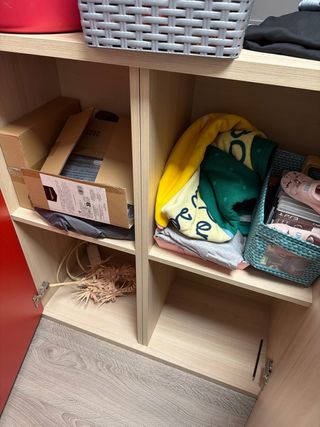 Armarios infantiles de madera y rojo 20€/u y 40€