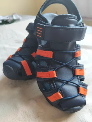 Sandalias niño azul y naranja
