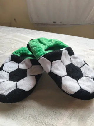 Zapatillas casa niño balón fútbol