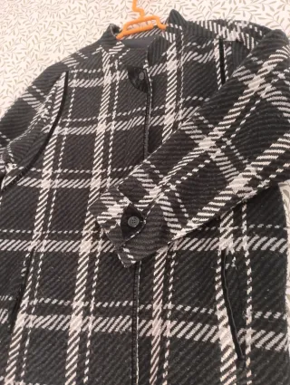 Abric de quadres blanc i negre.