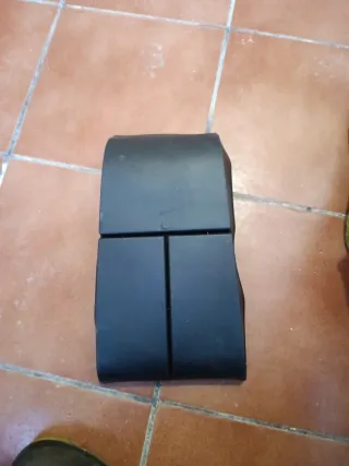 Bandeja de almacenamiento debajo de la consola BYD