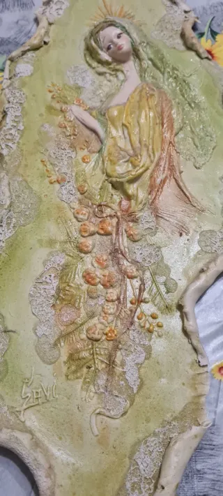 Quadro in terracotta con figura della Madonna
