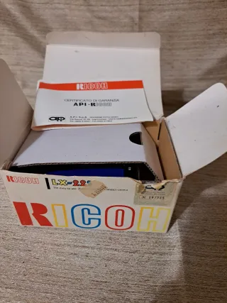 Macchina fotografica Ricoh LX-220 trasparente.