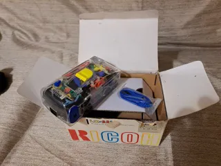 Macchina fotografica Ricoh LX-220 trasparente.