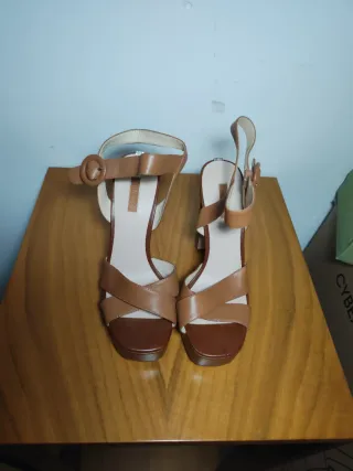 Sandalias Guess tacón marrón