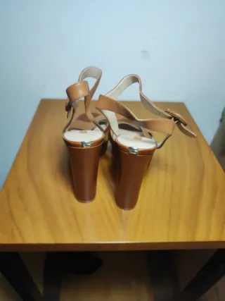 Sandalias Guess tacón marrón