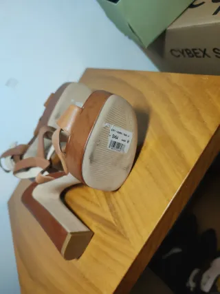 Sandalias Guess tacón marrón