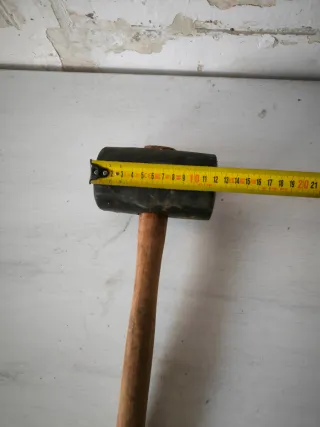 Maza de goma con mango de madera