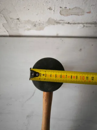 Maza de goma con mango de madera