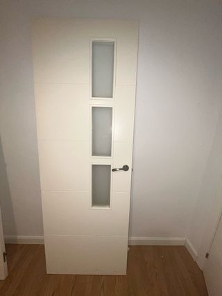 Puerta blanca con 3 cristales