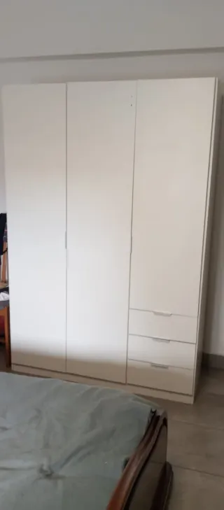 Armario blanco de madera