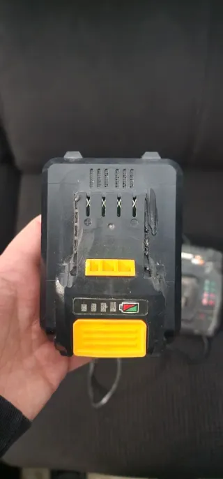 Cargador y 2 Baterías Titan 18V