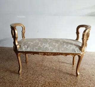 Banqueta dorada tapizada