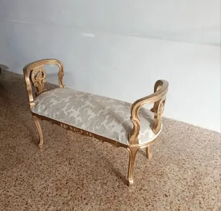 Banqueta dorada tapizada