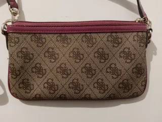 Pochette Guess tracolla fucsia e marrone