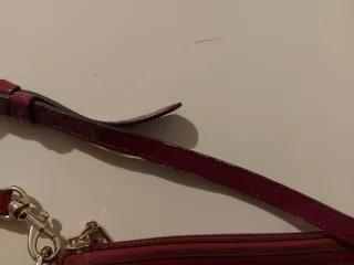 Pochette Guess tracolla fucsia e marrone