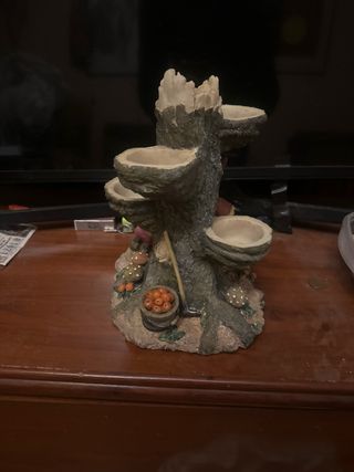 Figura de gnomos con tronco