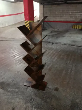 Estantería de madera rústica