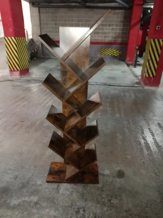 Estantería de madera rústica