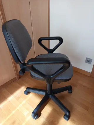 Silla de oficina ergonómica gris