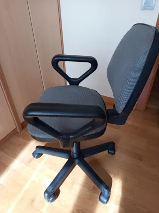 Silla de oficina ergonómica gris