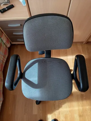 Silla de oficina ergonómica gris