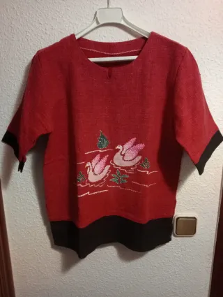 Blusa de hilo roja con cisnes bordados