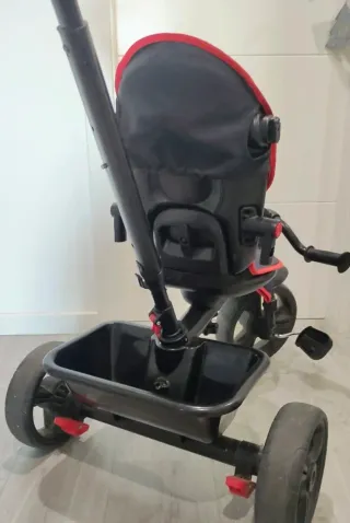 Triciclo infantil negro y rojo