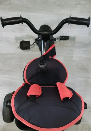 Triciclo infantil negro y rojo