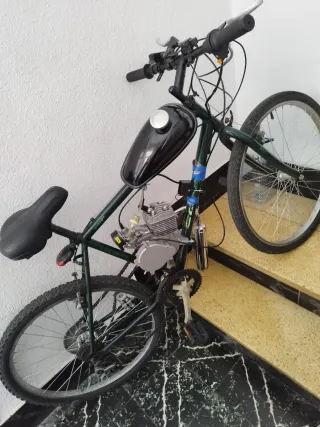 Bicicleta con motor de gasolina
