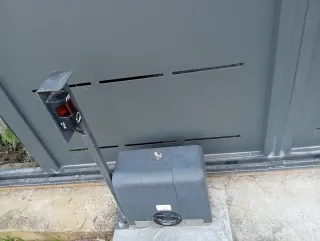 Puerta de chalet con motor