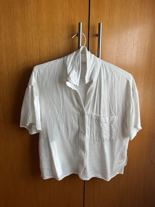Camisa blanca de manga corta