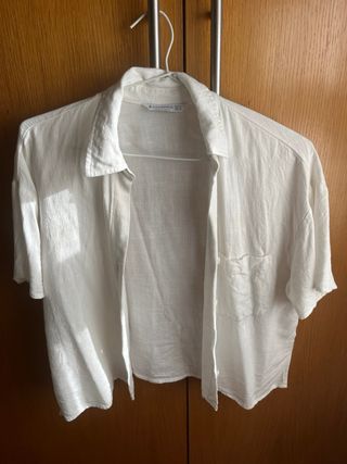 Camisa blanca de manga corta
