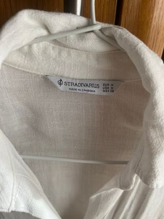 Camisa blanca de manga corta