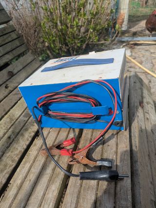 Cargador baterías Ferve (F805)