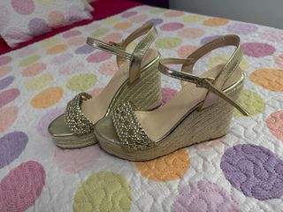 Sandalias doradas de cuña