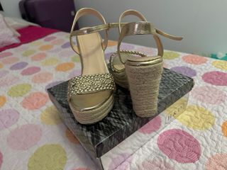 Sandalias doradas de cuña